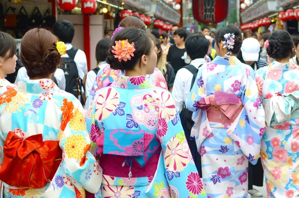 Kimono Mujer Caminando Sensoji Asakusa Kannon Templo Tokio Japón — Foto de Stock
