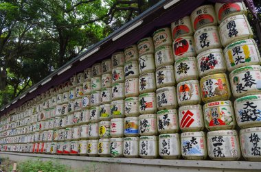 Tokyo, Japonya - 29 Mayıs 2018: Bağışlanan varil uğruna birlikte Meiji Jingu Shrine Tokyo, yığılmış.