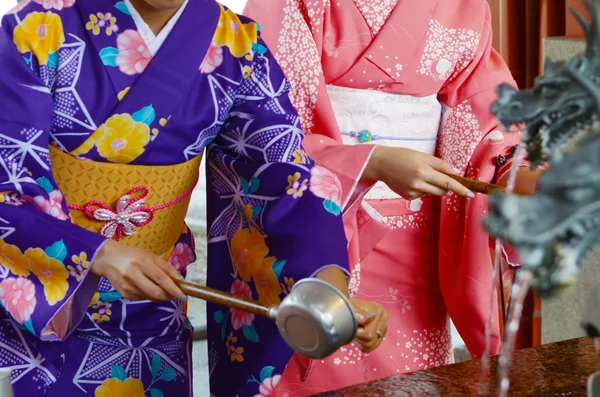 Chicas Jóvenes Con Kimono Japonés Bebiendo Agua Chozuya Como Parte — Foto de Stock