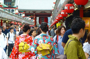 Tokyo Japonya, Tokyo, Japonya'da Sensoji Tapınağı önünde ayakta Japon kimono giyen 28 Mayıs 2018.Young kız. Kimono Japon geleneksel giysi olduğunu. 
