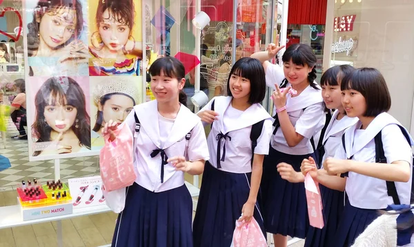 Toquio Japão Maio 2018 Escola Japonesa Meninas Fazendo Compras Rua — Fotografia de Stock