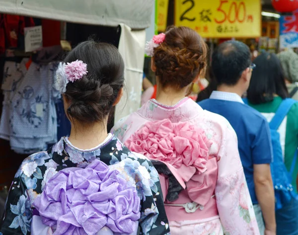 Niña Usando Kimono Japonés Pie Frente Templo Sensoji Tokio Japón — Foto de Stock