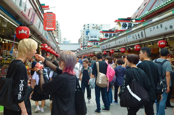 Asakusa Tokyo Japan May 2018 Tourists Enjoying Nakamise Shopping Street — Stock Photo, Image