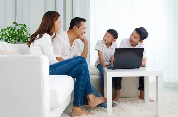 Aziatische Familie Met Behulp Van Laptop — Stockfoto