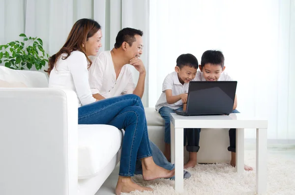 Aziatische Familie Met Behulp Van Laptop — Stockfoto