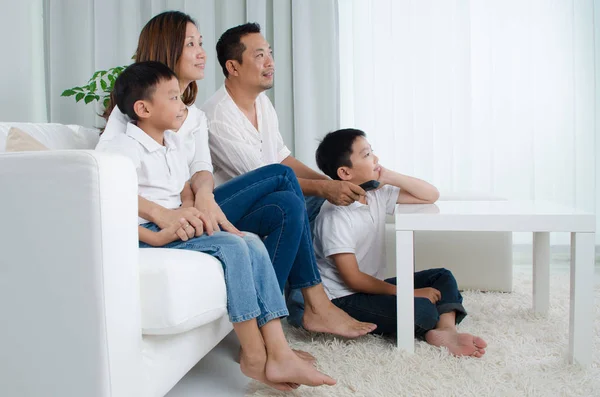 Aziatische Familie Thuis Televisie Kijken — Stockfoto