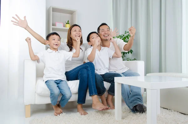 Asijské Rodina Sledování Televize Křičel Své Domácí Straně Sportovní Soutěže — Stock fotografie