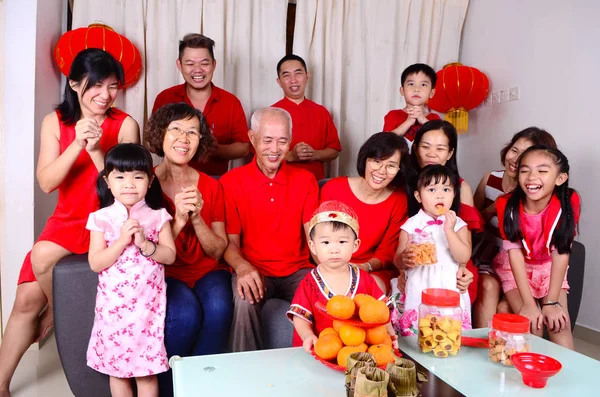 Asiático Tres Generaciones Familia Celebrar Chino Nuevo Año — Foto de Stock