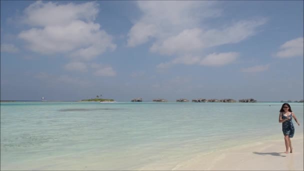 愉快的亚洲夫妇沿着马尔代夫海滩跑 然后男人抱起女人 旋转她 浪漫度假 蜜月的概念 — 图库视频影像