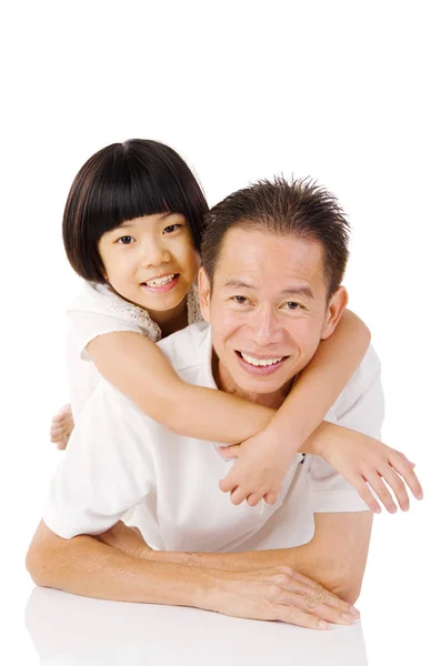 Szczęśliwy Azjatycka Córka Przytulić Jej Ojca Białym Tle — Zdjęcie stockowe