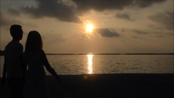 Силуэт Азиатской Пары Прогуливающейся Пляжу Мальдив Время Прекрасного Восхода Солнца — стоковое видео