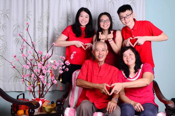 中国の旧正月を祝うアジア家族 — ストック写真