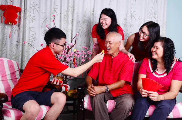 Familia Asiática Celebrando Año Nuevo Chino — Foto de Stock