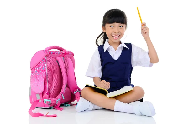 快乐的小女孩 拿着书本和书包 拿着铅笔 被白色的背景隔开了 — 图库照片