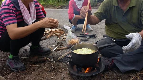 Kochen Instant Nudeln Freien Schwarzen Topf Bei Picknick Auf Feuer — Stockfoto