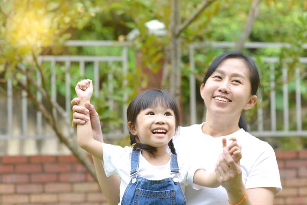 在花园外 亚洲的母亲和女儿幸福地生活在一起 — 图库照片