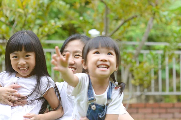 Njuter Tiden Tillsammans Livsstilsporträtt Asiatisk Mor Och Döttrar Lycka Utsidan — Stockfoto
