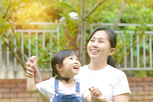 妈妈和女儿在公园里母亲节 — 图库照片