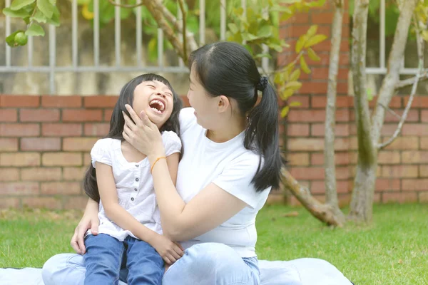 在花园外 亚洲的母亲和女儿幸福地生活在一起 — 图库照片