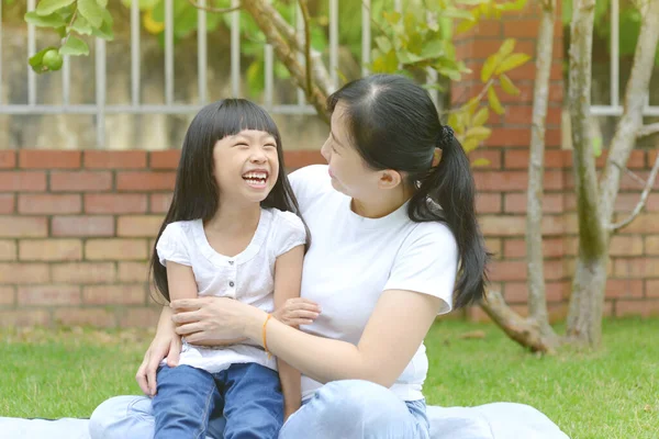 在花园外 亚洲的母亲和女儿幸福地生活在一起 — 图库照片