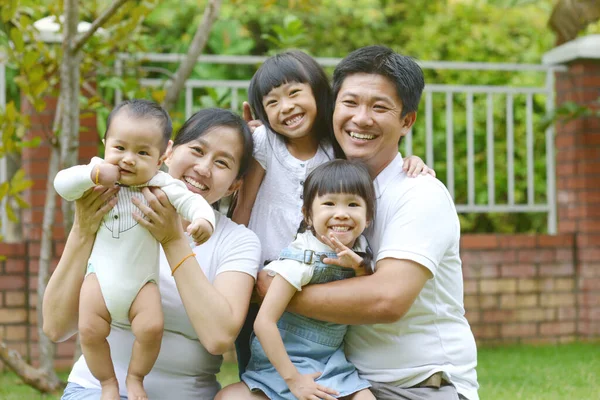 Portrait Happy Asian Family Playing Garden Concept Family Relaxation — Stock Photo, Image