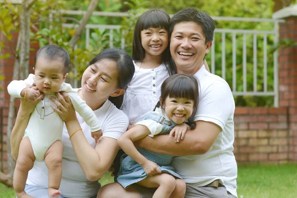 在花园里玩耍的快乐的亚洲家庭的画像 家庭放松的概念 — 图库照片