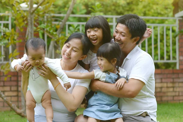 Retrato Familia Asiática Feliz Jugando Jardín Concepto Relajación Familiar — Foto de Stock