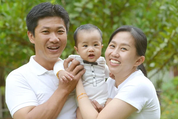 Ritratto Felice Famiglia Asiatica Che Gioca Giardino Concetto Relax Familiare — Foto Stock