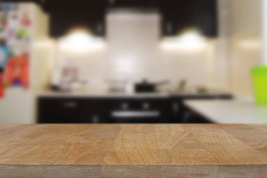 Bulanık mutfak iç arka plan ile ahşap üst masa