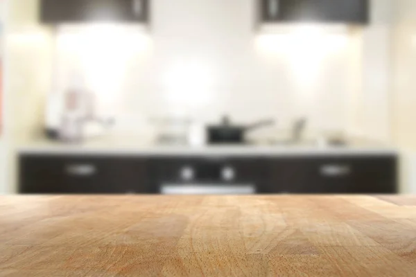 Mesa superior de madera con fondo interior de cocina borrosa —  Fotos de Stock