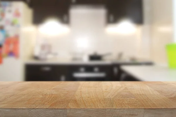 Mesa superior de madera con fondo interior de cocina borrosa —  Fotos de Stock