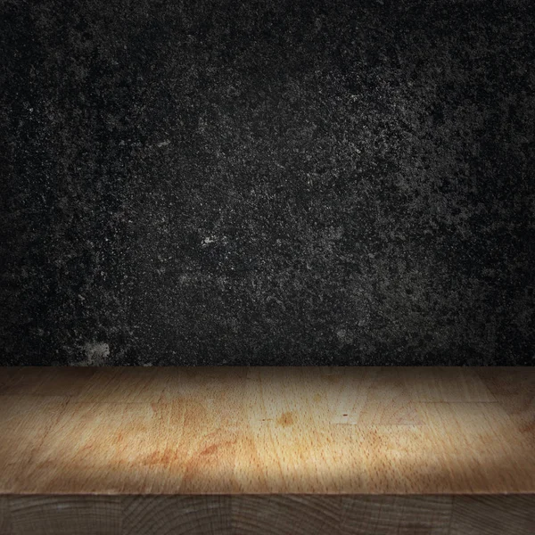 Tavolo da cucina in legno con punto luce brillante e sfondo in pietra scura — Foto Stock
