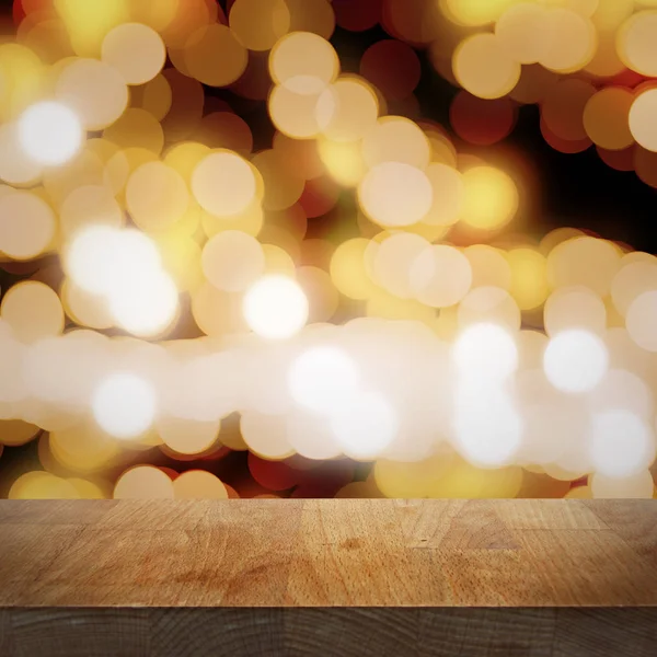 Leere Platte Holztisch und verschwommener goldener Nachthintergrund mit Lichtern und Bokeh, Fokus auf die Tischplatte — Stockfoto