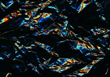 Koyu gökkuşağı renkli neon holografik kırılmış, kırışık, kıvrık doku. Soyut çok renkli arka plan