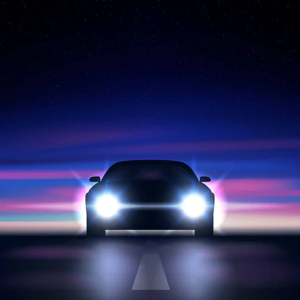 Coche nocturno con faros brillantes sobre el fondo de un cielo estrellado colorido, acercándose a lo largo de un camino oscuro, la silueta de un coche con xenón y faros led, ilustración vectorial — Archivo Imágenes Vectoriales