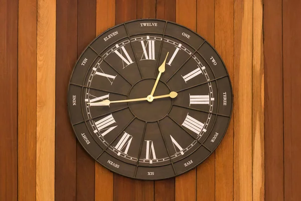 木材の背景にヴィンテージの壁時計 — ストック写真