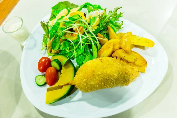 Frichicken Cips Haşlanmış Patates Sebze Salatası — Stok fotoğraf