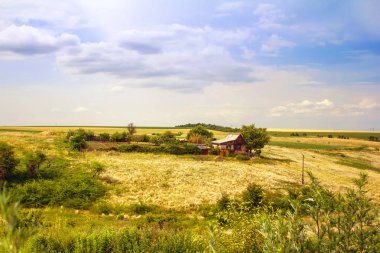 vadi, evler, mavi gökyüzü bulutlu