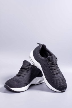 gri arka plan üzerinde siyah spor ayakkabı
