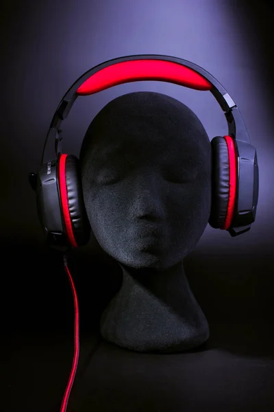Ομοίωμα Μαύρο Κεφάλι Κόκκινο Ακουστικά Μαύρο Φόντο — Φωτογραφία Αρχείου