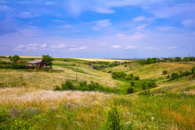 vadi, evler, mavi gökyüzü bulutlu