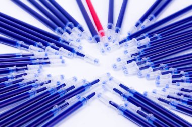 beyaz bir arka plan üzerinde jel kalemler mavi ve kırmızı için çubuklar