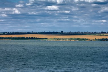 nehir, ağaçlar ve mavi bir gökyüzünde bulutlar tarafından alan