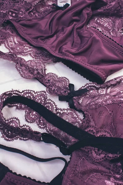 Pizzo Viola Con Biancheria Intima Nera Delle Donne Reggiseno Mutandine Fotografia Stock