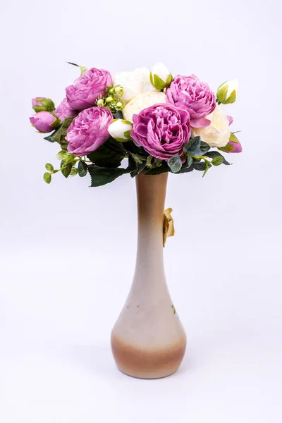 Weiße Und Lila Pfingstrosen Einer Vase Auf Grauem Hintergrund — Stockfoto