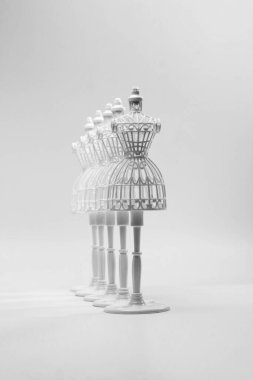 Gri arka planda beyaz mankenler, siyah ve beyaz retro