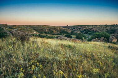 Aktovsky Kanyonu, Ukrayna, taşlı bir vadi ve bir nehir.