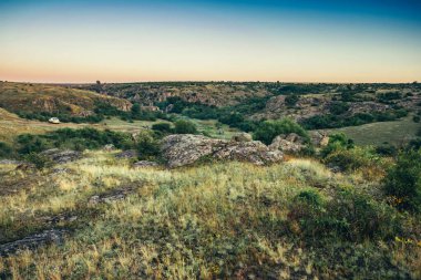 Aktovsky Kanyonu, Ukrayna, taşlı bir vadi ve bir nehir.