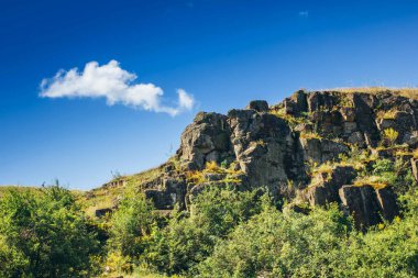 Aktovsky Kanyonu, Ukrayna, taşlı bir vadi ve bir nehir.