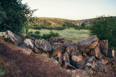 Aktovsky Kanyonu, Ukrayna, taşlı bir vadi ve bir nehir.